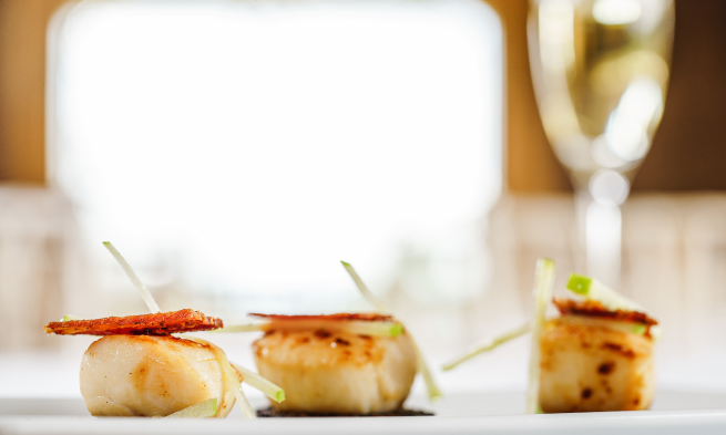 Coquilles Saint-Jacques servies au restaurant La Voile Blanche à Ouistreham